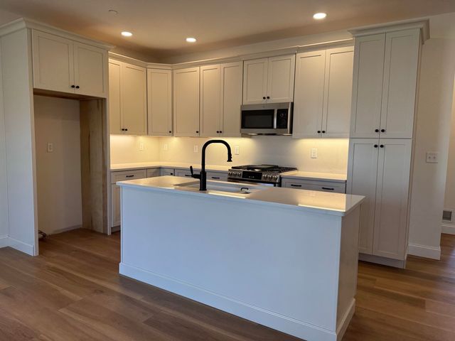 8C Dearborn Circle, Goffstown, NH 03045