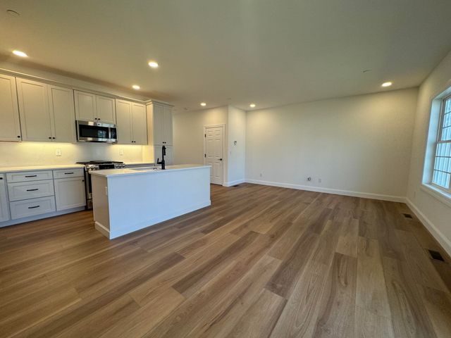 8C Dearborn Circle, Goffstown, NH 03045
