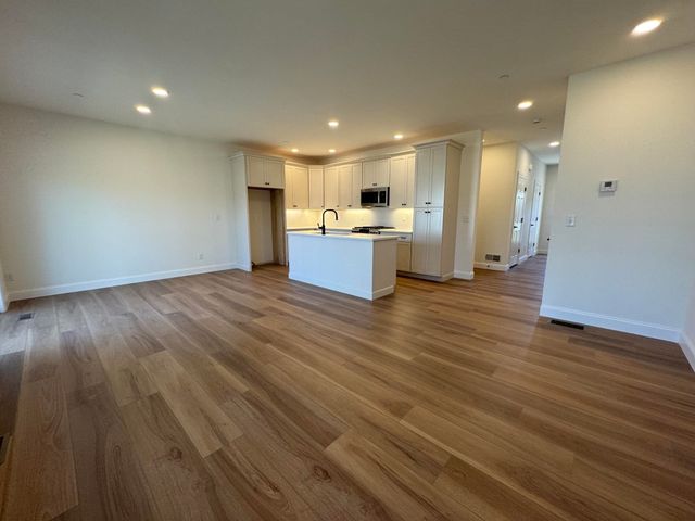 8C Dearborn Circle, Goffstown, NH 03045