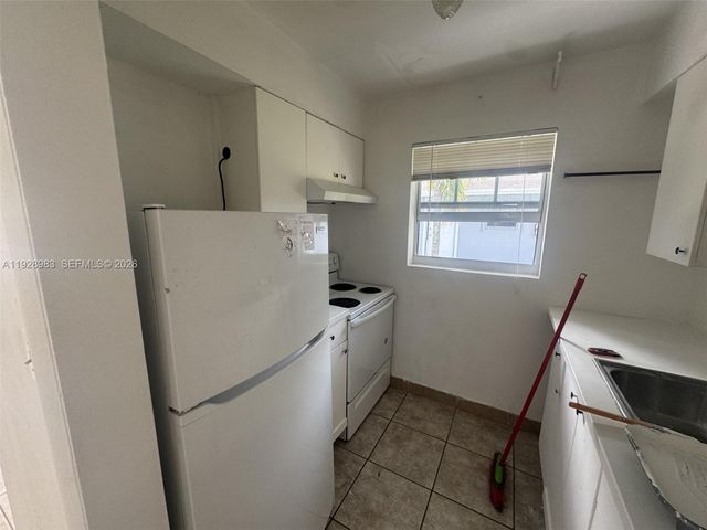 923 SE 2nd Avenue 16, Hallandale Beach, FL 33009