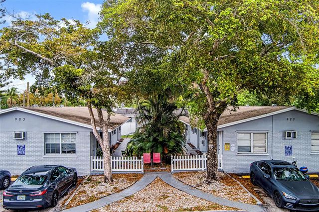 923 SE 2nd Avenue 16, Hallandale Beach, FL 33009