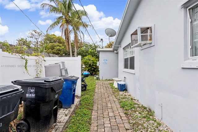 923 SE 2nd Avenue 16, Hallandale Beach, FL 33009