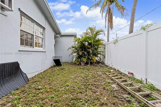 923 SE 2nd Avenue 16, Hallandale Beach, FL 33009