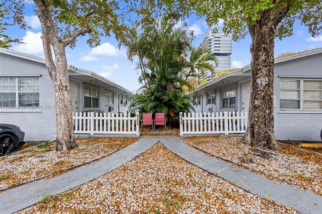 923 SE 2nd Avenue 16, Hallandale Beach, FL 33009