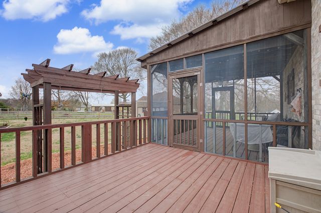 354 Bowling Branch Rd, Cottontown, TN 37048