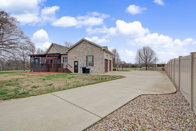 354 Bowling Branch Rd, Cottontown, TN 37048