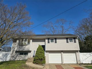 43 Newtown Avenue, Selden, NY 11784