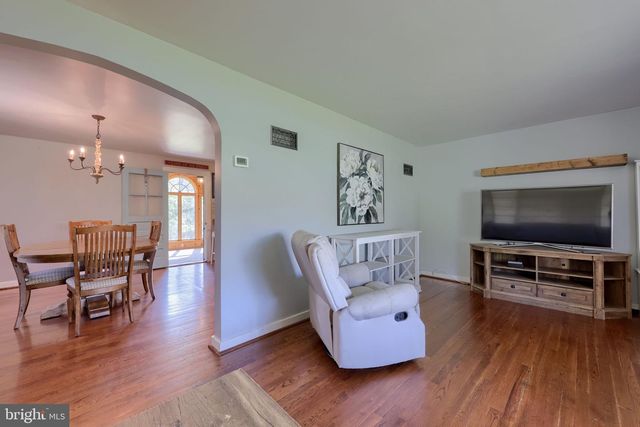 1411 VESTA DR, Harrisburg, PA 17112