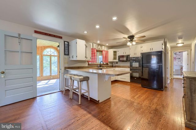 1411 VESTA DR, Harrisburg, PA 17112