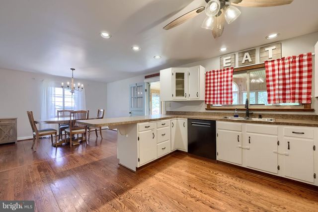1411 VESTA DR, Harrisburg, PA 17112
