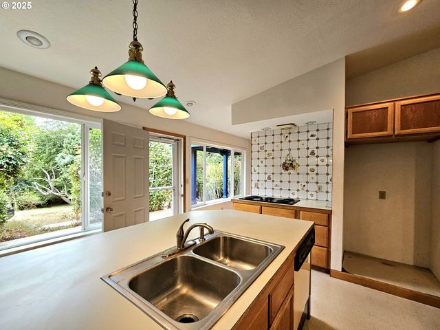 614 HASSETT St, Brookings, OR 97415