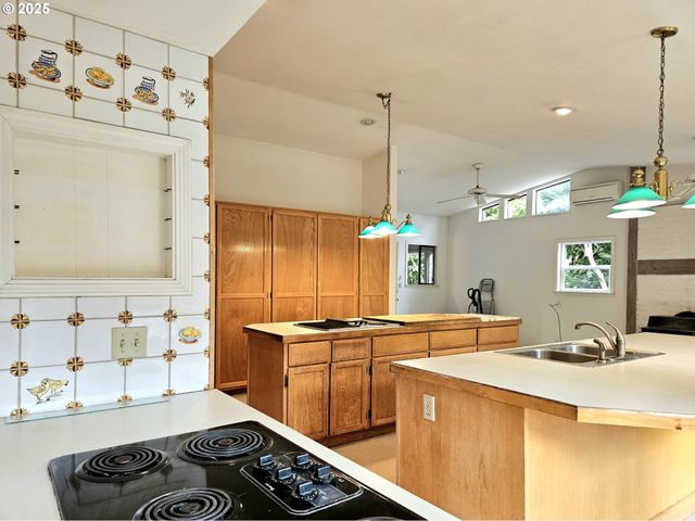 614 HASSETT St, Brookings, OR 97415