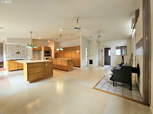 614 HASSETT St, Brookings, OR 97415