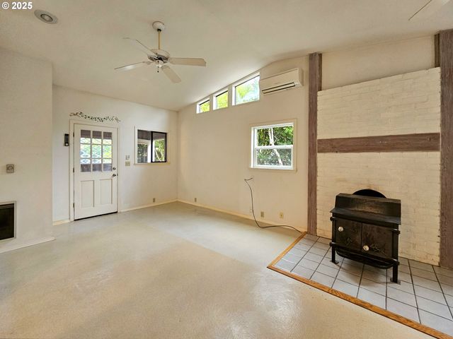 614 HASSETT St, Brookings, OR 97415