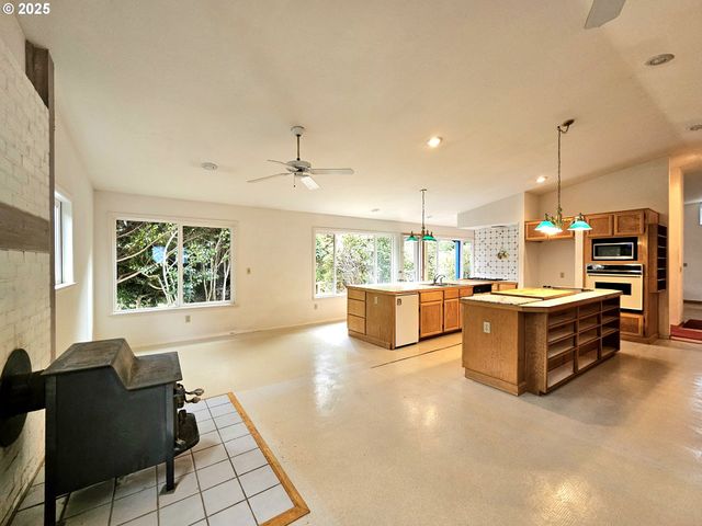 614 HASSETT St, Brookings, OR 97415