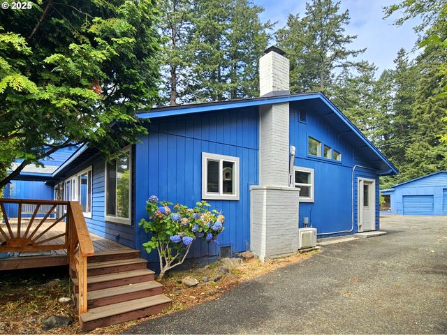 614 HASSETT St, Brookings, OR 97415