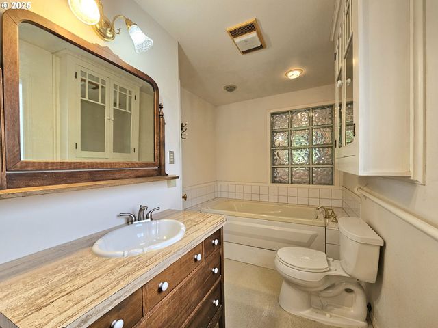 614 HASSETT St, Brookings, OR 97415