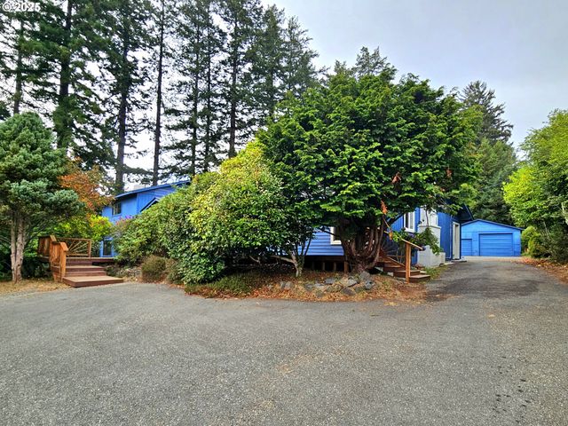 614 HASSETT St, Brookings, OR 97415