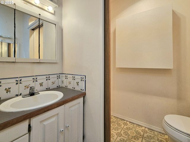 614 HASSETT St, Brookings, OR 97415