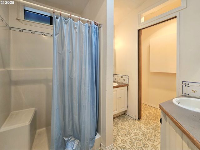 614 HASSETT St, Brookings, OR 97415