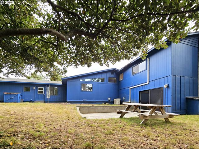 614 HASSETT St, Brookings, OR 97415