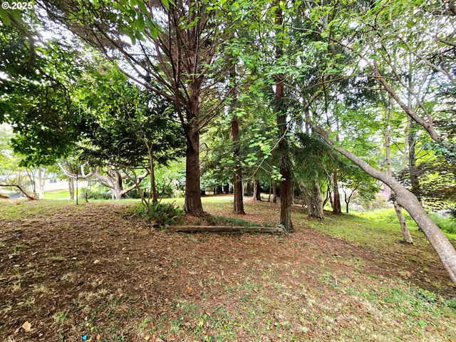 614 HASSETT St, Brookings, OR 97415