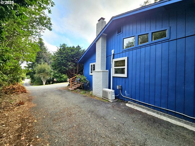 614 HASSETT St, Brookings, OR 97415