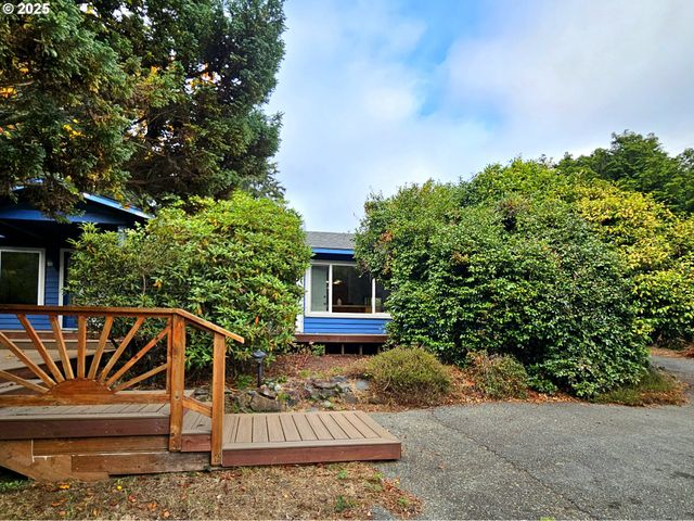 614 HASSETT St, Brookings, OR 97415