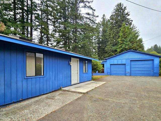 614 HASSETT St, Brookings, OR 97415