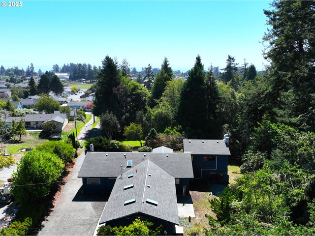 614 HASSETT St, Brookings, OR 97415