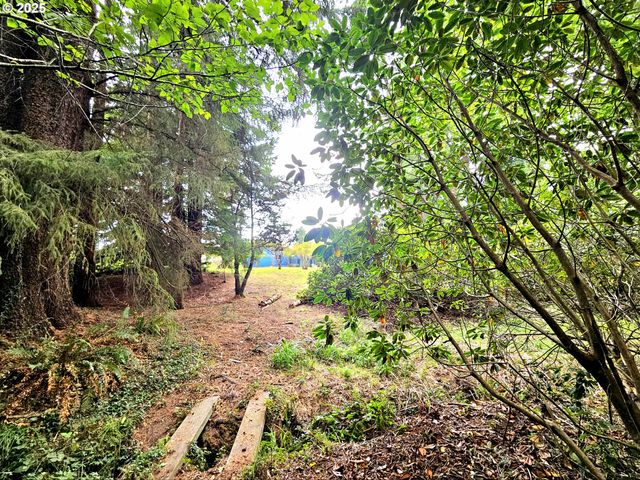 614 HASSETT St, Brookings, OR 97415