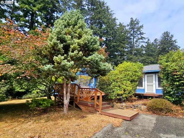 614 HASSETT St, Brookings, OR 97415