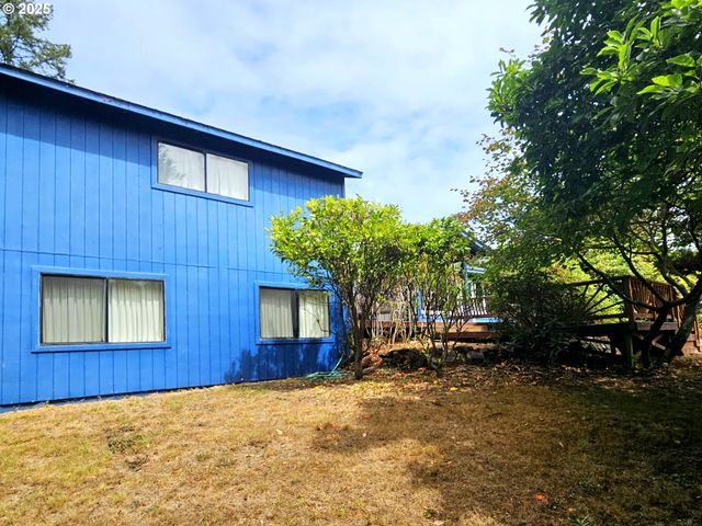 614 HASSETT St, Brookings, OR 97415