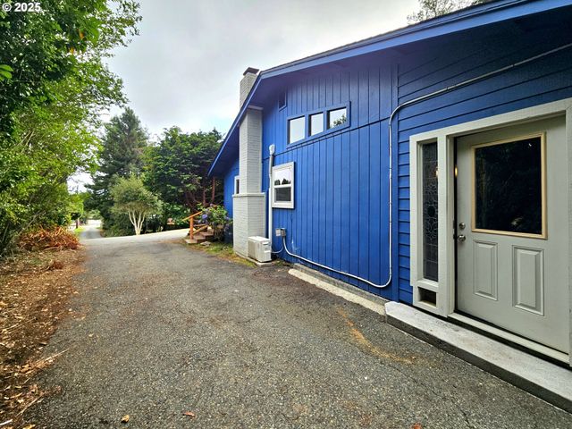 614 HASSETT St, Brookings, OR 97415