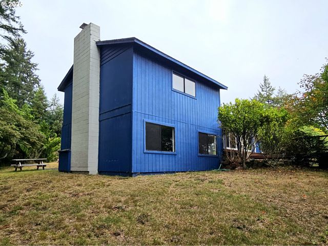 614 HASSETT St, Brookings, OR 97415