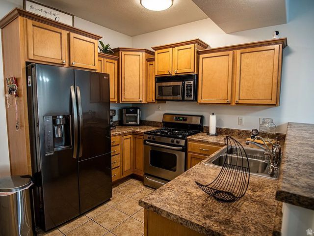 929 N FARMINGTON XING, Farmington, UT 84025