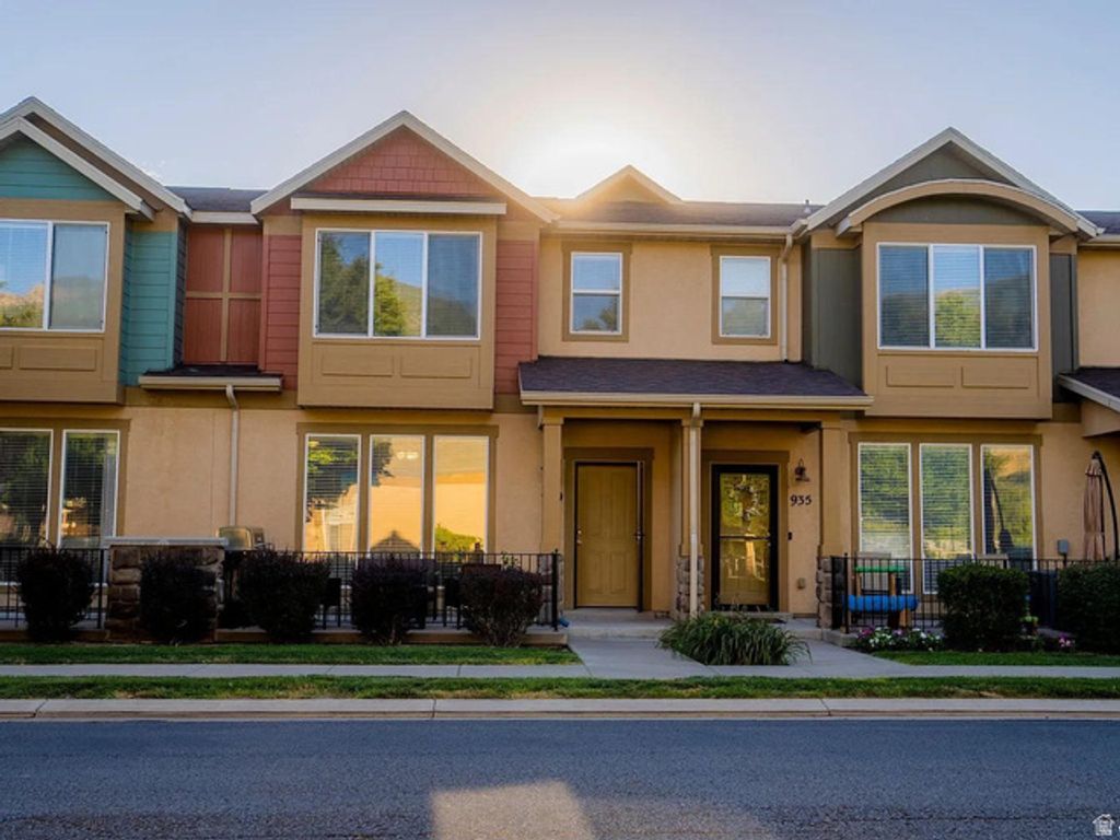 929 N FARMINGTON XING, Farmington, UT 84025