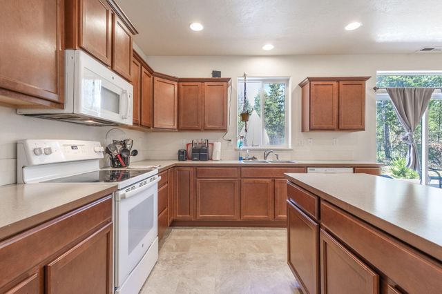 53090 Day Road, La Pine, OR 97739