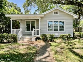 1038 E 8th Avenue, Graceville, FL 32440