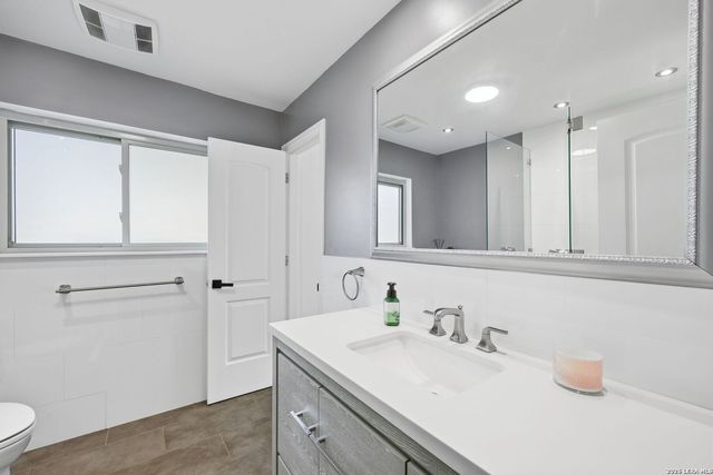 322 Westwind Cir, Windcrest, TX 78239