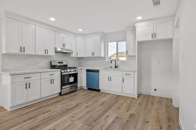 1502 W Sunnyview Avenue, Visalia, CA 93291