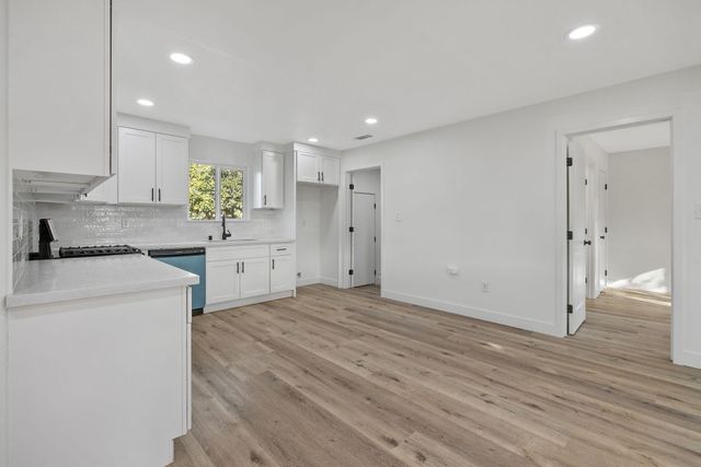 1502 W Sunnyview Avenue, Visalia, CA 93291