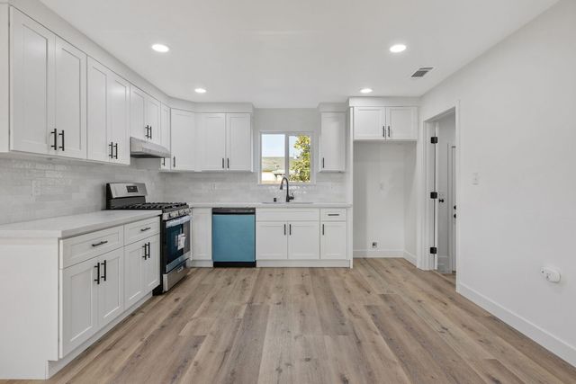 1502 W Sunnyview Avenue, Visalia, CA 93291