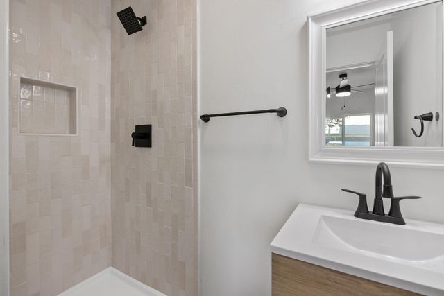 1502 W Sunnyview Avenue, Visalia, CA 93291