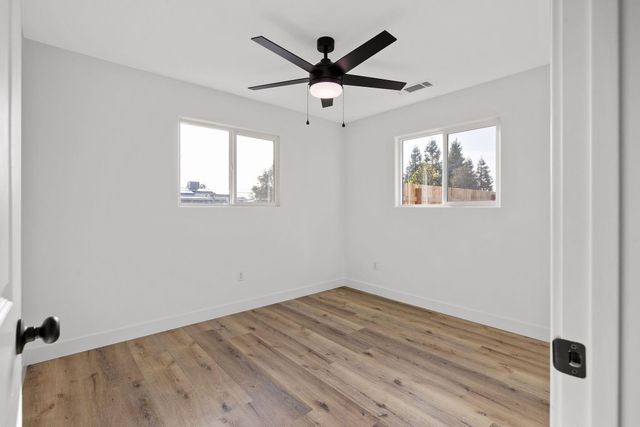 1502 W Sunnyview Avenue, Visalia, CA 93291