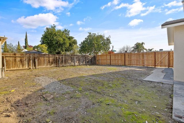 1502 W Sunnyview Avenue, Visalia, CA 93291
