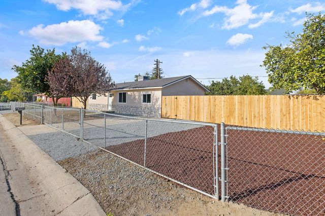 1502 W Sunnyview Avenue, Visalia, CA 93291