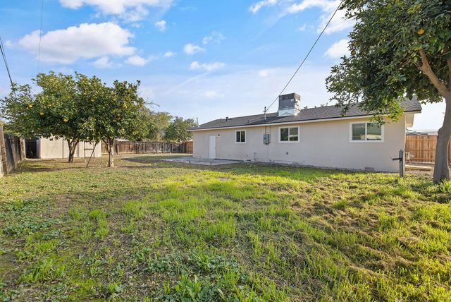 1502 W Sunnyview Avenue, Visalia, CA 93291