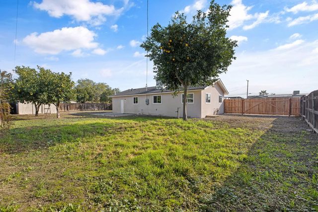 1502 W Sunnyview Avenue, Visalia, CA 93291