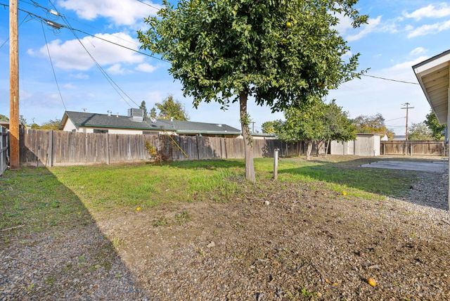 1502 W Sunnyview Avenue, Visalia, CA 93291